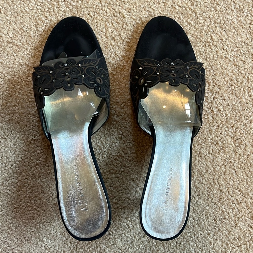 Anne Klein Akadara slip on black heel with delicate design on the toes size 10